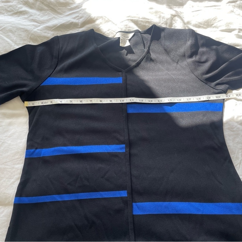 Exclusively Misook Black Blue Stripe Knit Blouse Short Sleeve V-Neck Top Size M - Picture 7 of 9